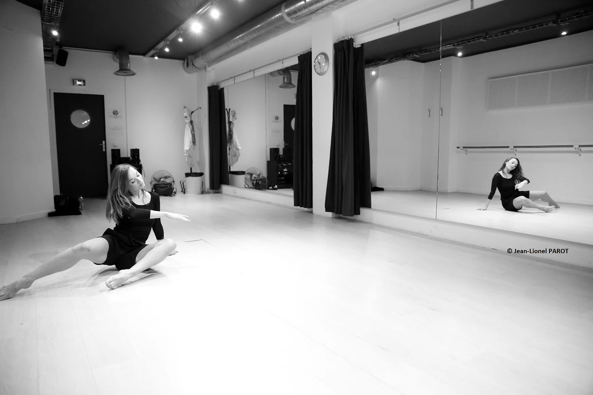 Une danseuse en train de pratiquer dans un studio avec miroirs